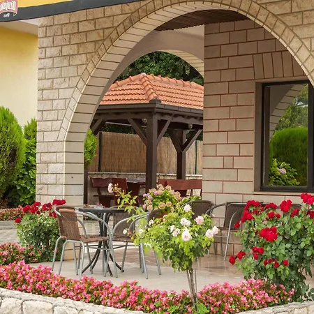 Apartment Plush In Near Blue And Red Lakes Imotski