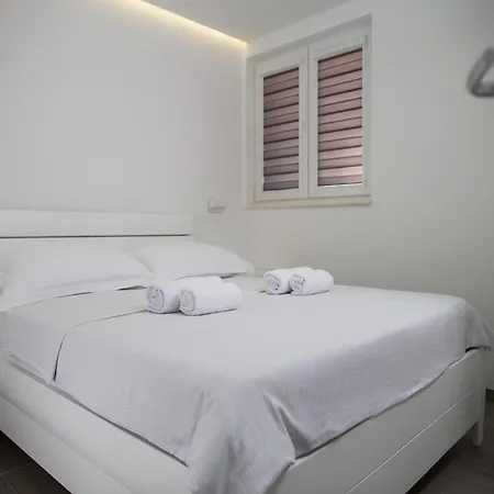 Apartment Plush In Near Blue And Red Lakes *